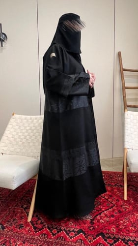 عباية رِيـتـال حرير بلمعة ملكية وتفاصيل أكمام ساحر...