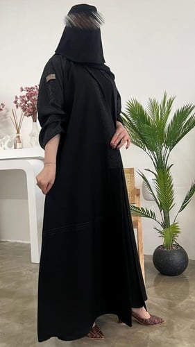 عباية حرير كريب ملكي بتطريزات ناعمة