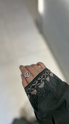 بشت راقي جداً… قصة فخمة مع شك يدوي تعطي حضور ملكي...