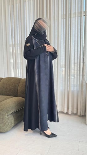عباية كريب بتصميم بليزر أنيق مع تدخيلة منقوشة وقيط...