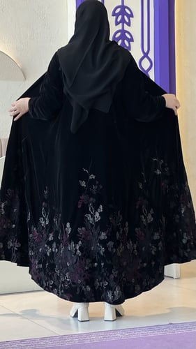 عباية مخمل مطرز كمبيوتر بتصميم فاخر