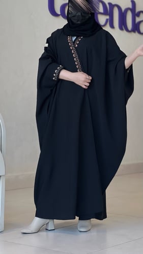 بشت راقي جداً… قصة فخمة مع شك يدوي تعطي حضور ملكي...