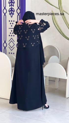 عباية كريب باربي بقصة ياقة ونص جكت مشجر تطريز