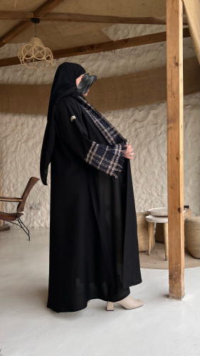 عباية كتان بياقة واكمام شانيل