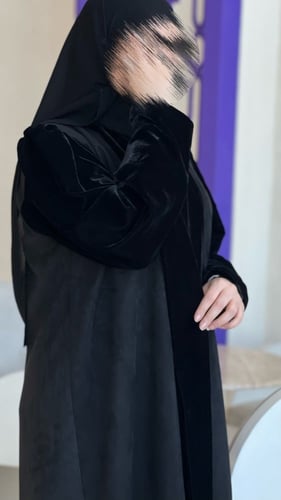 شموه مع اكمام والياقه مخمل الكم بف كسرات خفيفه