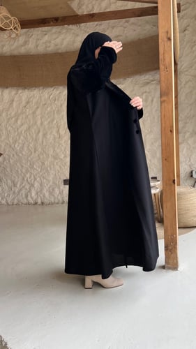 عباية كتان بياقة واكمام مخمل