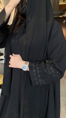 عباية لينن كلوش كم مربع مع تطريز اسود