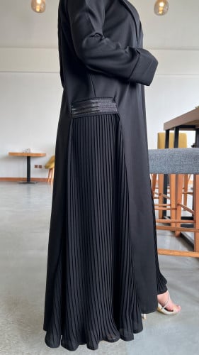 عباية كتان بياقة كسرات ليزر مع قطعه شك بالجانب