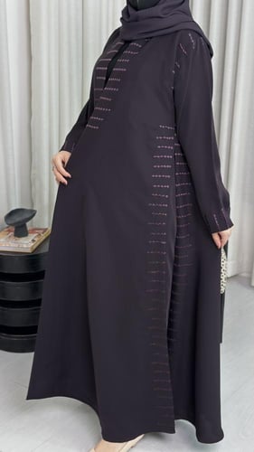 كريب خفيف مطرز بكسره من الجوانب