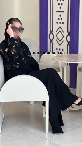 عباية كريب باربي بقصة ياقة ونص جكت مشجر تطريز