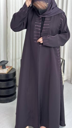 كريب خفيف مطرز بكسره من الجوانب