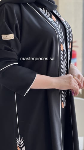 عباية كتان بتطريز أنيق وقصة عادية مريحة