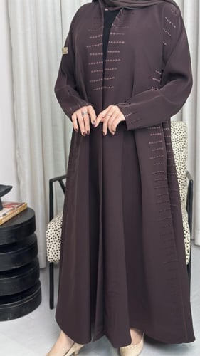 كريب خفيف مطرز بكسره من الجوانب