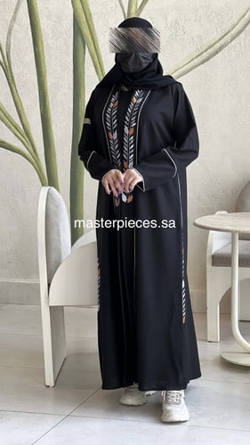 عباية كتان بتطريز أنيق وقصة عادية مريحة