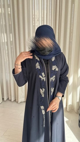 عباية كريب بتطريز يدوي بارز ورسومات على القيطان مع...