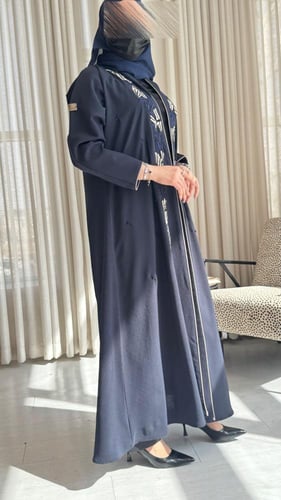 عباية كريب بتطريز يدوي بارز ورسومات على القيطان مع...