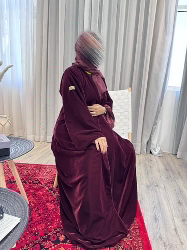عباية مخمل دبل فيس كشميري باللون البرغندي فخامة شت...