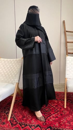 عباية رِيـتـال حرير بلمعة ملكية وتفاصيل أكمام ساحر...