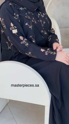 عباية كريب باربي بقصة ياقة ونص جكت مشجر تطريز