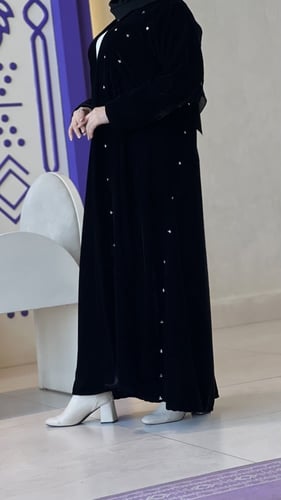 مخمل مع تطريز يدوي ناعم