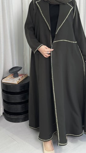 عباية سديم كريب ملكي بياقة مطرزة وتفاصيل عصرية