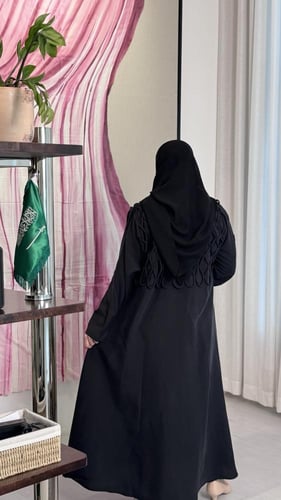 حرير ياباني بياقة قصه هندسية انيقه