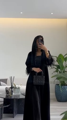 عباية كريب سيراميك كلفه مطرزه فالكم وريش