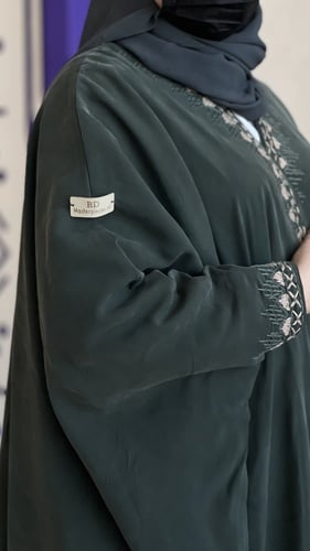 بشت راقي جداً… قصة فخمة مع شك يدوي تعطي حضور ملكي...