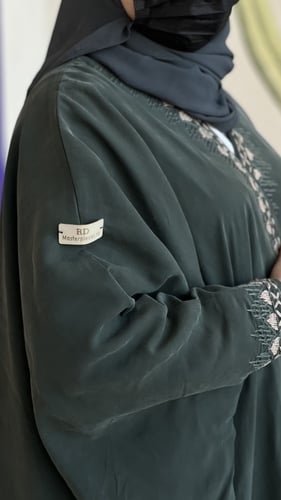 بشت راقي جداً… قصة فخمة مع شك يدوي تعطي حضور ملكي...