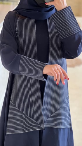 عباية كريب اندونيسي بقصه هندسي وتطريز كحلي نص كلوش
