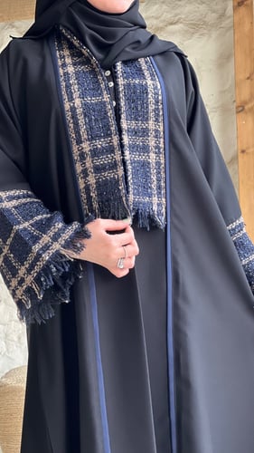 عباية كتان بياقة واكمام شانيل