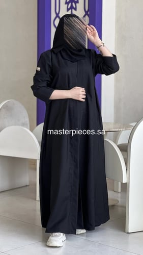 عباية كتان أسود بتطريز ناعم وقصة كلوش