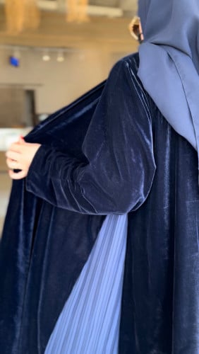 عباية مخمل بـ كسرات ليزر من الجوانب