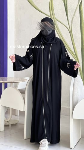 عباية كريب ملكي اسود فاحم بتطريز انيق