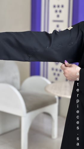 عباية كتان أسود بتطريز ناعم وقصة كلوش