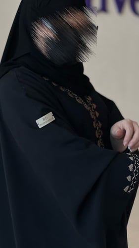 بشت راقي جداً… قصة فخمة مع شك يدوي تعطي حضور ملكي...