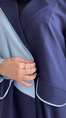 عباية كريب بباربي بياقة أنيقة – تصميم عصري بلمسة ر...