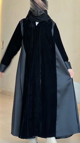 عباية مخمل بتفاصيل تفته جانبية وقصة كلوش فاخرة