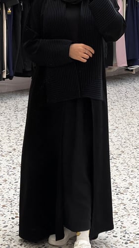 عباية كريب اندونيسي بقصه هندسي وتطريز كحلي نص كلوش