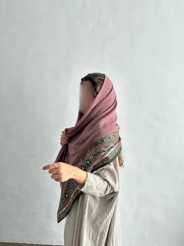 وردي بطرف مطرز