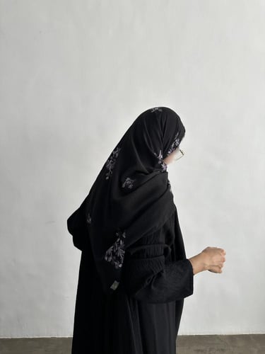 اسود مطرز موف