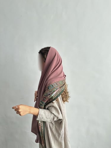 وردي بطرف مطرز