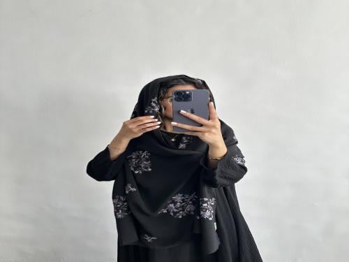 اسود مطرز موف