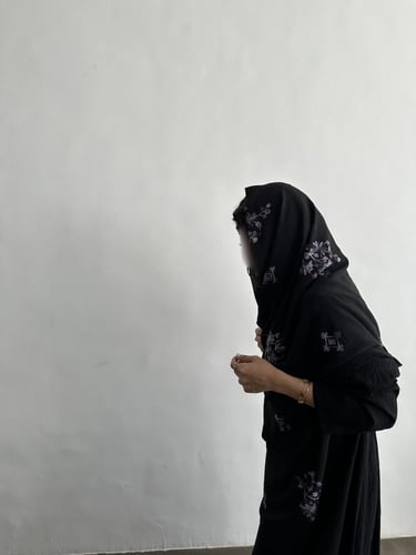 اسود مطرز موف