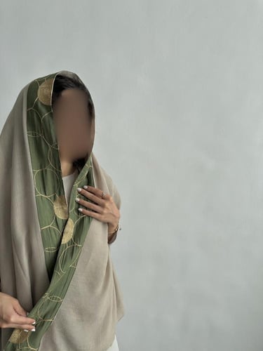 زيتي مطرز ذهبي