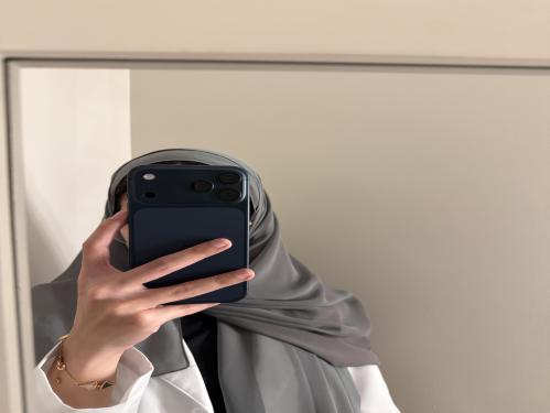 رمادي فاتح لماع