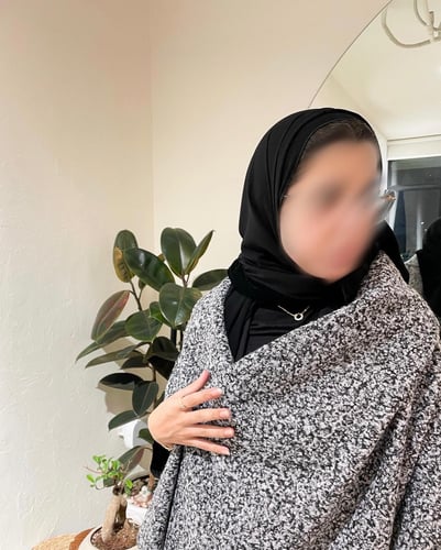 صوف رمادي على اسود