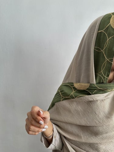 زيتي مطرز ذهبي