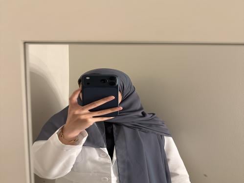 رمادي غامق لماع