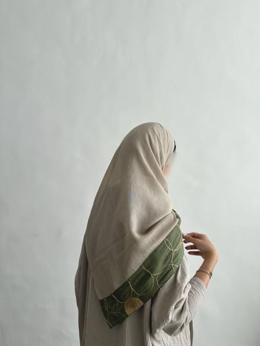 زيتي مطرز ذهبي